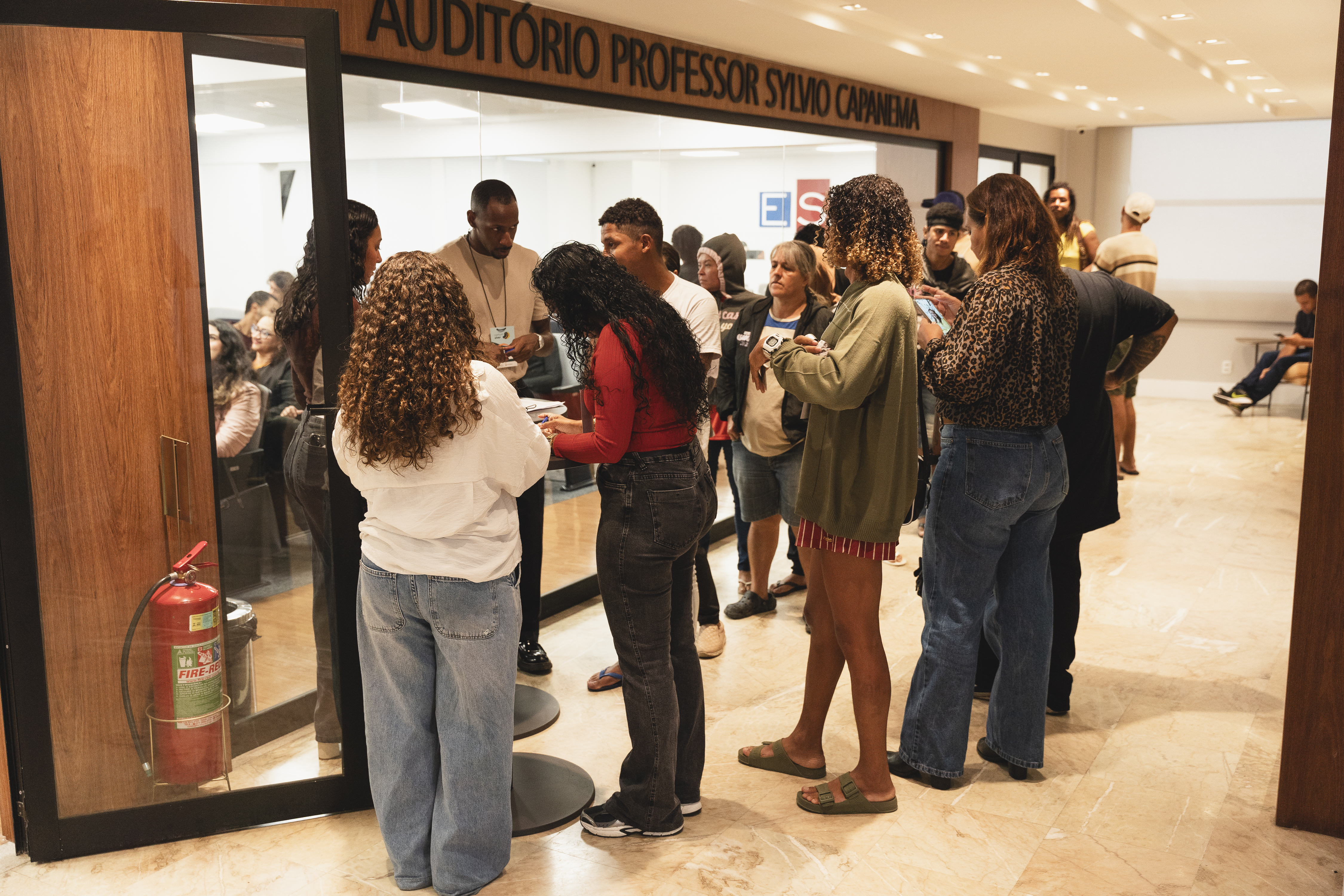 Participantes na entrada do auditório antes do encontro